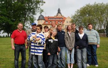 Herr Weinke mit den Kindern der Weinbergschule
