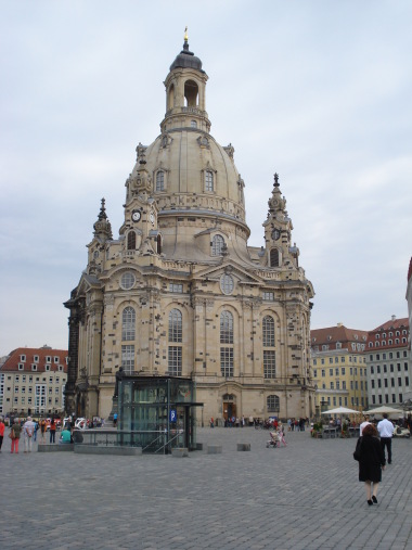 Lotfußpunkt und Mittelpunkt Frauenkirche Dresden, 2013 Frauenkirche Dresden, 2013 (Foto: ST)